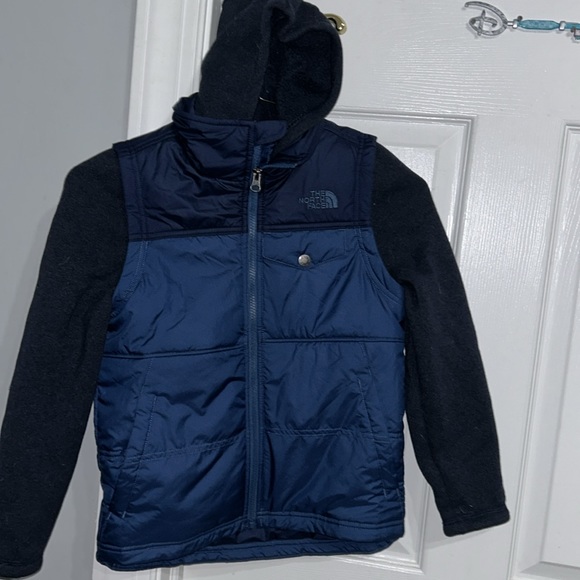 Boys blue north face jacket size 7/8 - Picture 2 of 7